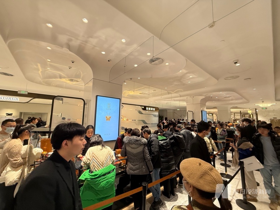 kaiyun开体育官方，实探｜为买“网红”金排队几小时 “老铺黄金”能抢走奢侈品